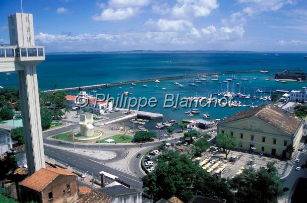 bresil bahia 03.jpg - Ascenseur, port et mercado modelo dans la Ville basseSalvador de BahiaNordesteBahiaBrésil